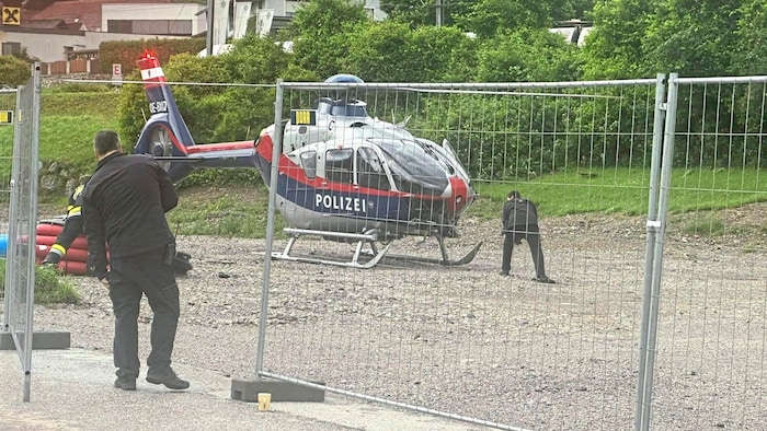 Der Hubschrauber des Innenministeriums evakuierte die eingeschlossenen Bewohner