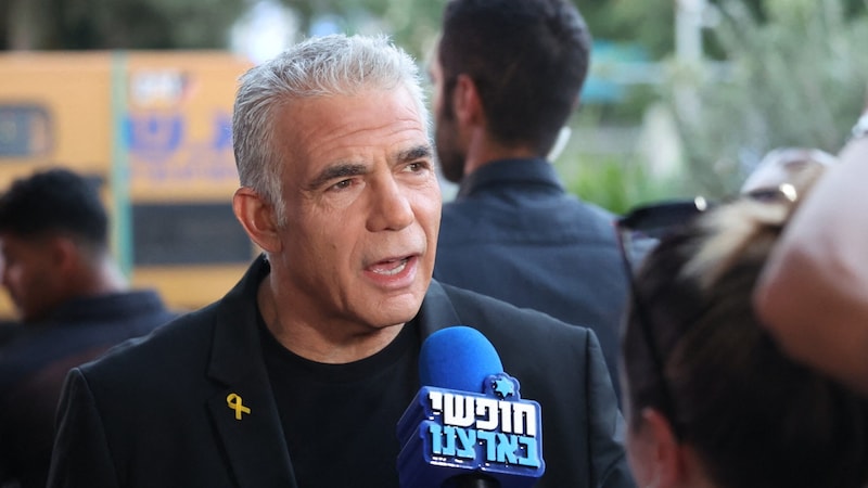 Auch Israels Oppositionsführer Yair Lapid nahm an dem Protest teil. (Bild: AFP/Jack Guez)