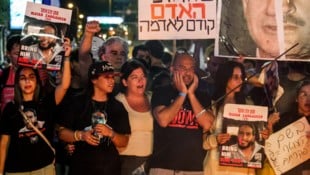 Am Samstag demonstrierten in Tel Aviv wieder tausende Menschen gegen die Regierung Netanyahus. (Bild: AFP/Jack Guez)