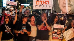 Am Samstag demonstrierten in Tel Aviv wieder tausende Menschen gegen die Regierung Netanyahus. (Bild: AFP/Jack Guez)