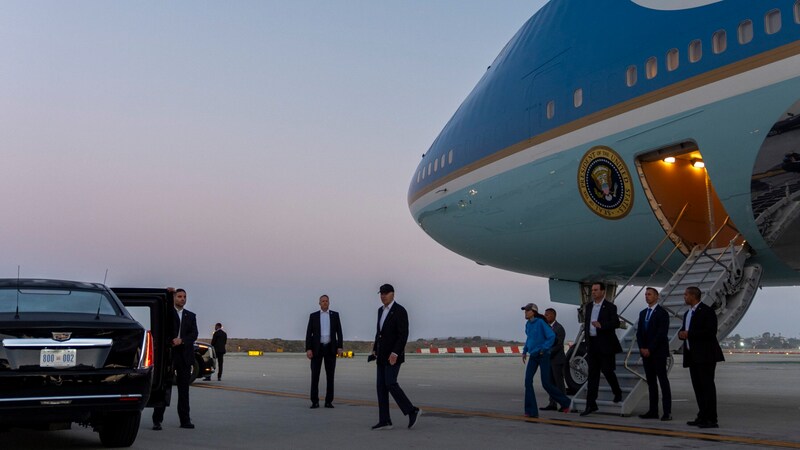 Joe Biden Cumartesi günü Los Angeles'a varışında (Bild: AP/Alex Brandon)