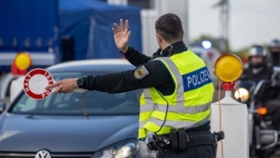 Ein Polizist bei der Kontrolle an der Grenze Deutschland-Luxemburg (Bild: APA Pool/APA/dpa/Harald Tittel)