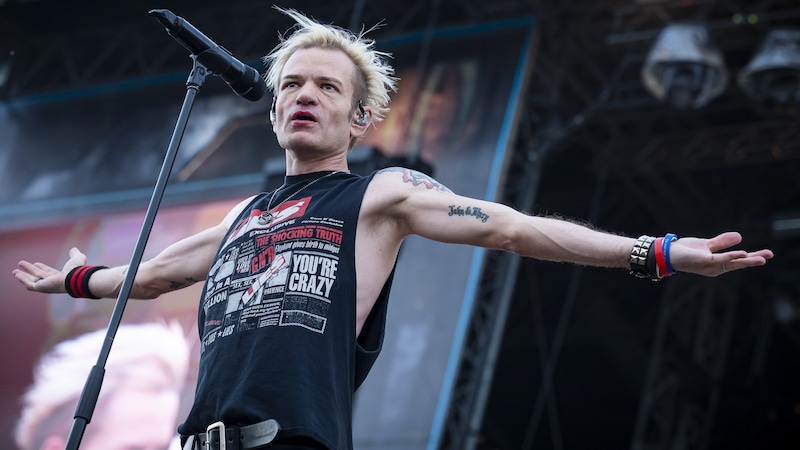 Probably for the very last time: Sum 41 frontman Deryck Whibley gives his all on his farewell tour. (Bild: Andreas Graf)