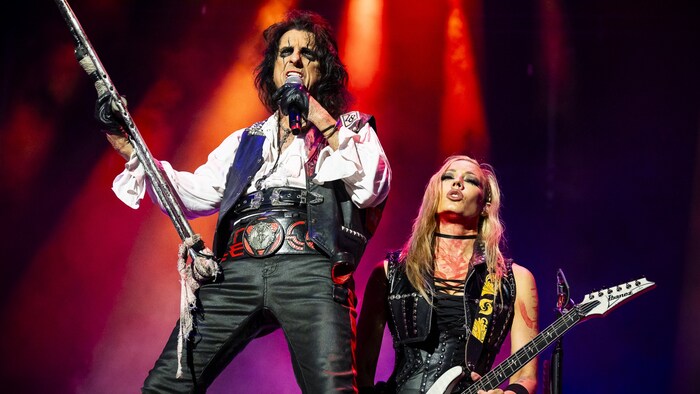 Mit 76 Jahren in absoluter Top-Form. Alice Cooper (hier mit Gitarristin Nita Strauss) fuhr ...