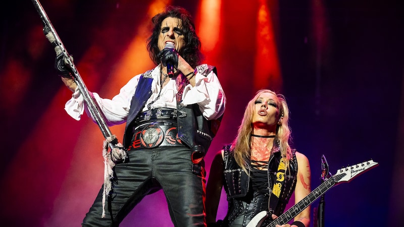 In absolute top form at the age of 76. Alice Cooper (here with guitarist Nita Strauss) was back in full swing. (Bild: Andreas Graf)