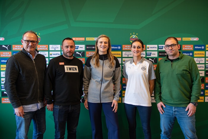 At her introduction as a new signing alongside coach Katja Gürtler and managing director Steffen Hofmann.