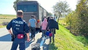 Nach dem Aufgriff der Flüchtlinge kommen sie ins Erstaufnahmezentrum in Traiskirchen. So beginnt für die meisten das Leben in Österreich. (Bild: Christian schulter)