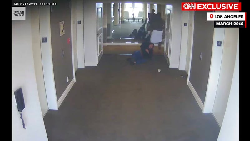 Eine der bestürzenden Szenen aus dem Überwachungsvideo. (Bild: AP ( via APA) Austria Presse Agentur/Hotel Security Camera Video/CNN via AP)