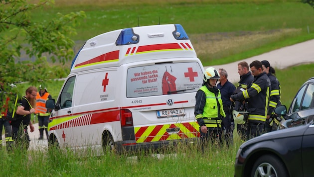 Rettung, Feuerwehr und Polizei waren im Einsatz, das Mädchen wurde mit dem Hubschrauber nach Linz geflogen. (Bild: laumat)