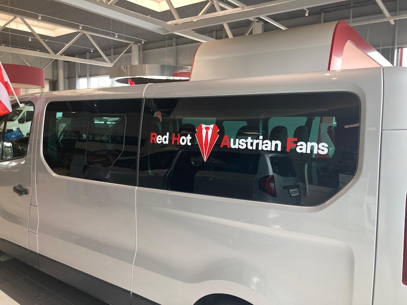 Die erste Abordnung der Red Hot Austrian Fans fährt mit einem Reisebus und diesem speziell gebrandeten Kleinbus nach Düsseldorf. (Bild: Red Hot Austrian Fans)