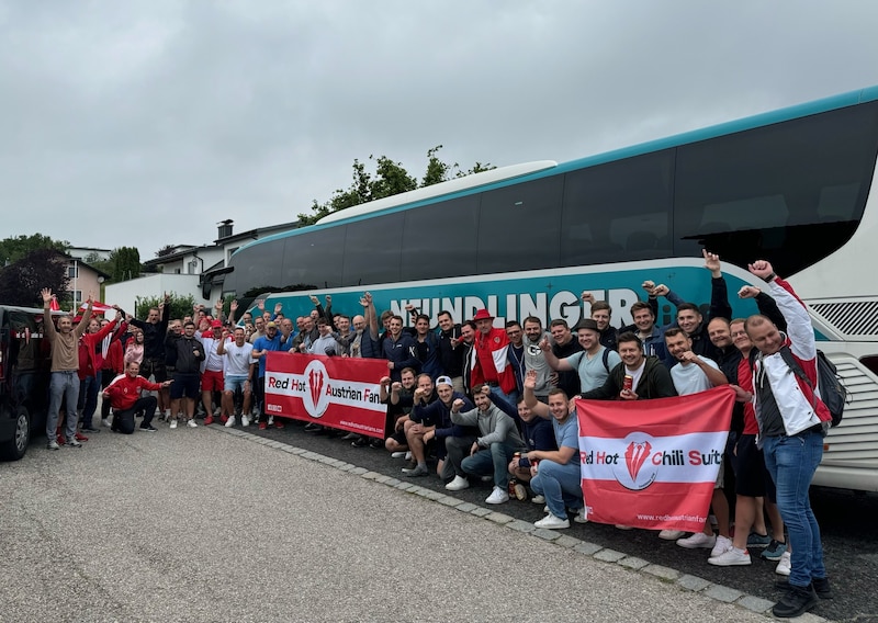 Ein Teil der Red Hot Austrian Fans bei der Abfahrt am Sonntag Vormittag. (Bild: Red Hot Austrian Fans)