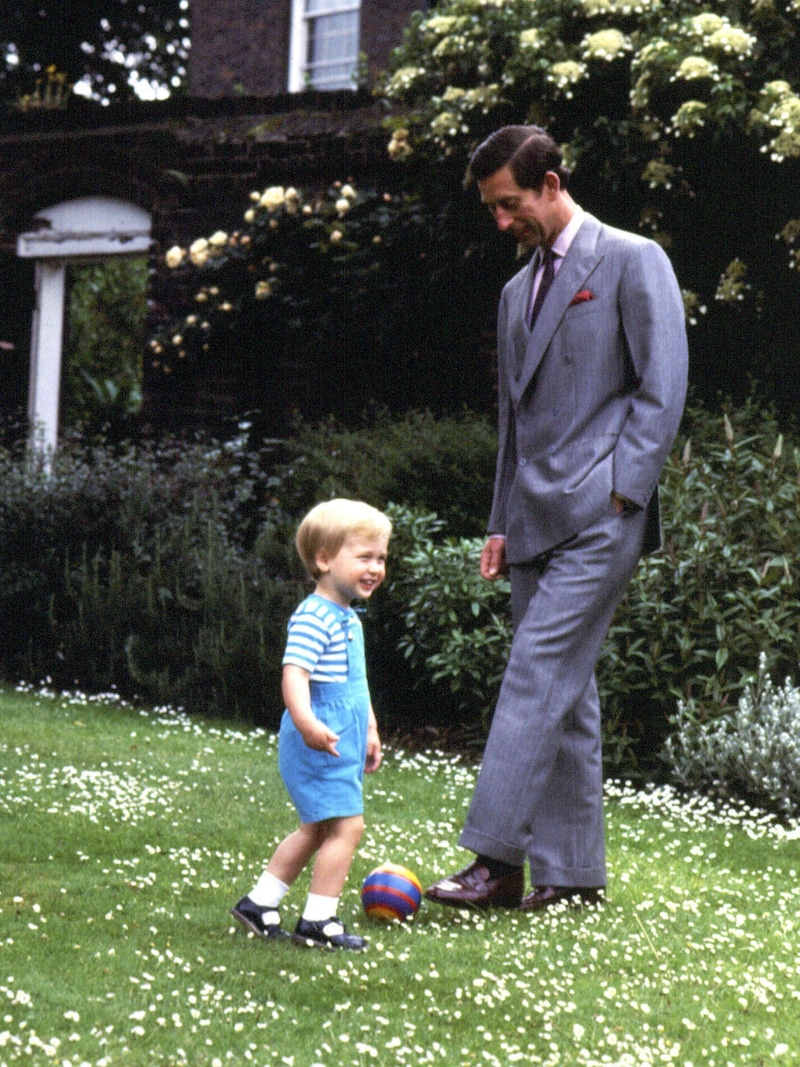 Prinz William und König Charles beim Fußballspielen (Bild: picturedesk.com/PA)