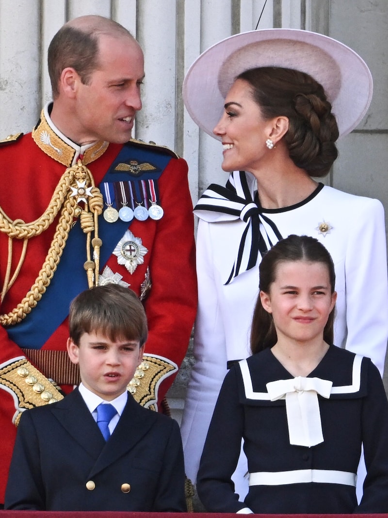 Kate hercegnő és Vilmos herceg gyermekeikkel, Lajos herceggel és Charlotte hercegnővel. (Bild: picturedesk.com/Doug Peters / PA)