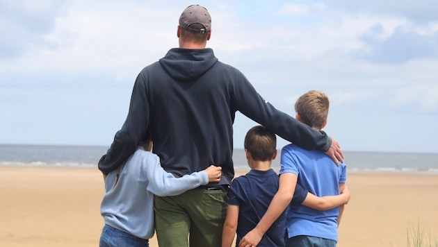 The Father's Day photo of Prince William with his three children was taken by Princess Kate on a street in Norfolk in May. (Bild: The Princess of Wales, 2024)