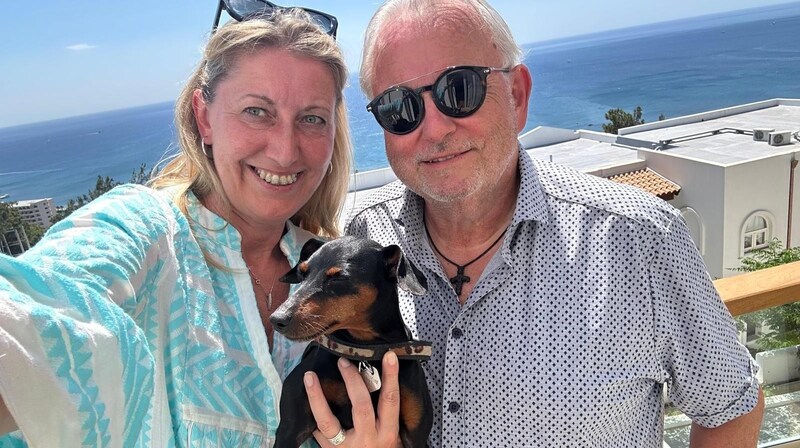 Günther Hartl with his partner Hermine and dwarf pinscher "Dizi" (Bild: zVg)