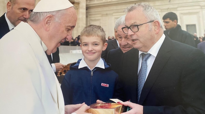 Hartl handed over the ORF peace light to Popes Benedict, John Paul II and Francis (pictured far left) (Bild: zVg)