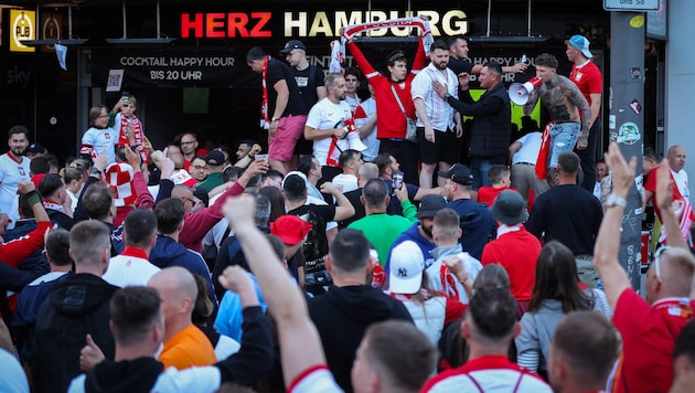 Anhänger aus verschiedenen europäischen Ländern machen die Fußball-EM in Deutschland zu einem einzigartigen Fan-Fest. (Bild: APA/AFP/Ronny Hartmann)