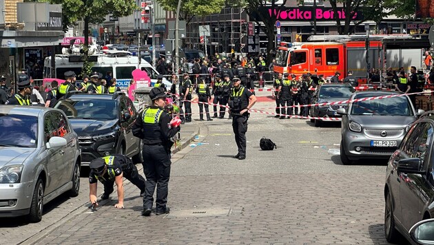 Police officers at the scene of the crime on the Reeperbahn (Bild: picturedesk.com/Steven Hutchings / dpa)