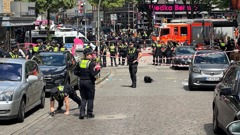 Polizisten am Tatort auf der Reeperbahn (Bild: picturedesk.com/Steven Hutchings / dpa)