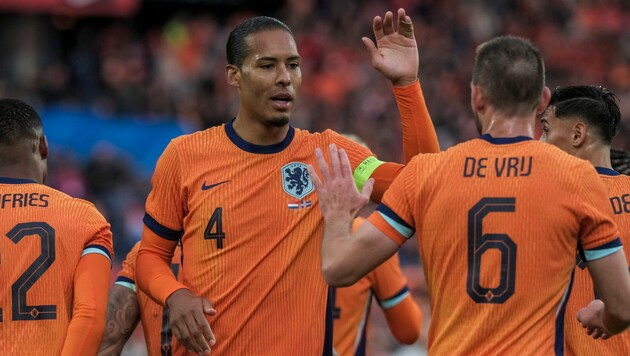 Virgil van Dijk (Mitte) ist Kapitän der niederländischen Nationalmannschaft.  (Bild: AP ( via APA) Austria Presse Agentur/ASSOCIATED PRESS)