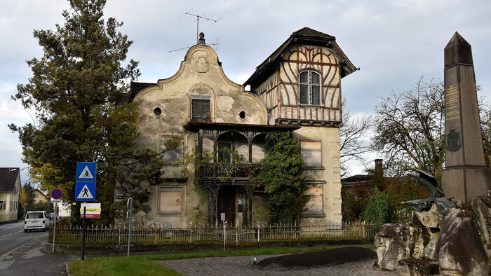 Die Häusle-Villa als Brandruine. 