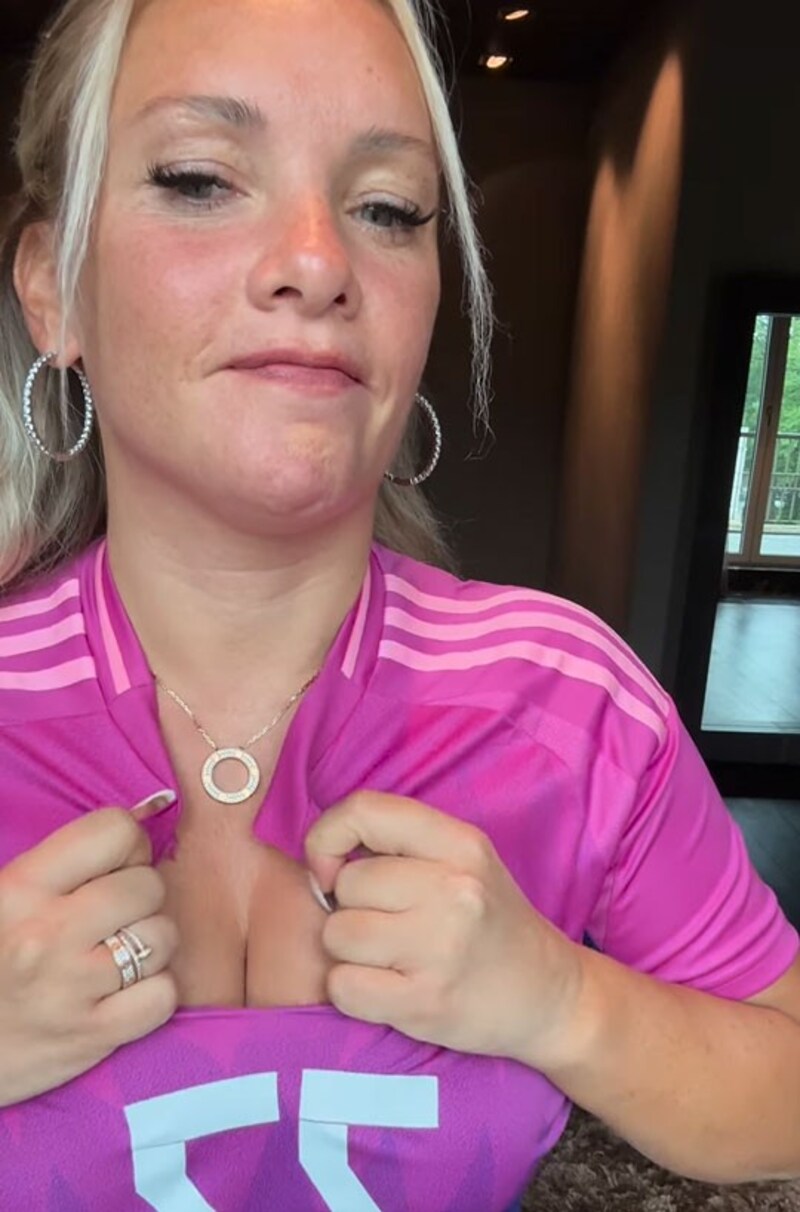 Evelyn Burdecki hat ihr EM-Trikot verschönert ... (Bild: www.instagram.com/evelyn_burdecki)