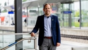 Georg Ecker von den Grünen stellt FPÖ-Verkehrslandesrat Udo Landbauer ein schlechtes Zeugnis ...