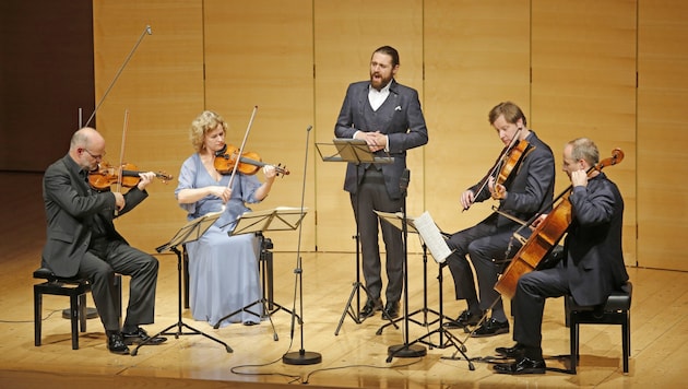 Der wunderbare Bariton Konstantin Krimmel, umrahmt von den Mitgliedern des deutschen Mandelring Quartetts. (Bild: (c) Schubertiade GmbH)