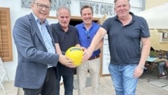 Im Fußballfieber: Darabos, der Jubilar (li.), mit Gästen wie Horn, Gregoritsch, Krenmayr. (Bild: Schulter Christian)