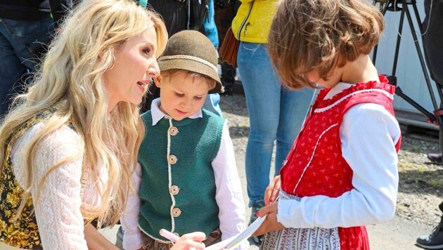 Melissa Naschenweng nahm sich Zeit, viel Zeit für ihre großen und kleinen Fans in Kärnten beim Sommer-Musi- Open-Air. (Bild: Pressefoto Scharinger © Daniel Scharinger)