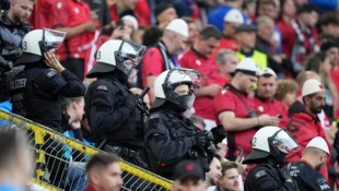 Die albanischen Fans fielen beim Auftakt-Match gegen Italien unangenehm auf.