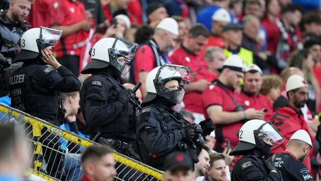 Die albanischen Fans fielen beim Auftakt-Match gegen Italien unangenehm auf.