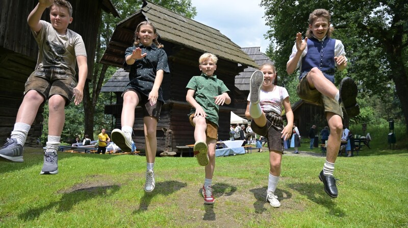 Auch die jungen Talente der Lendorfer Schuhplattler- gruppe zeigten ihr Können (Bild: Hronek Eveline)