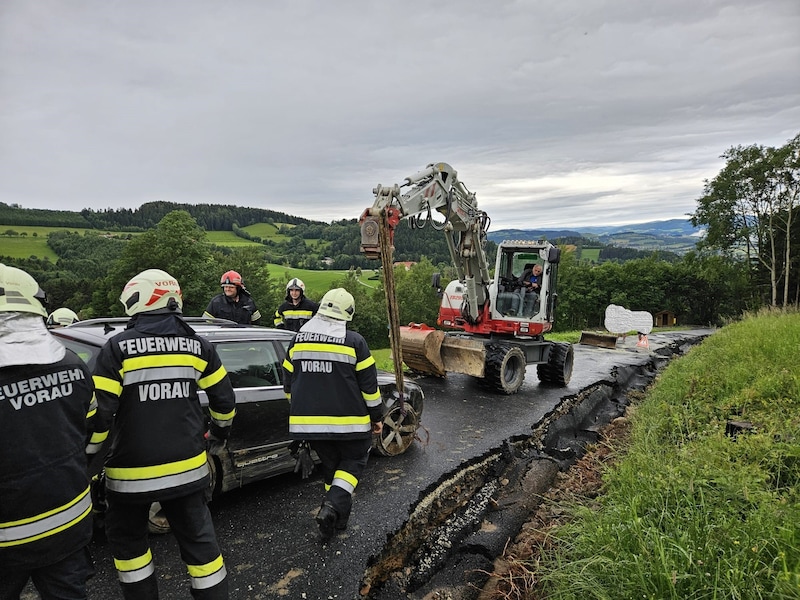 Der Gemeindebagger musste zur Unterstützung zur Unfallstelle geholt werden. (Bild: FF Vorau)