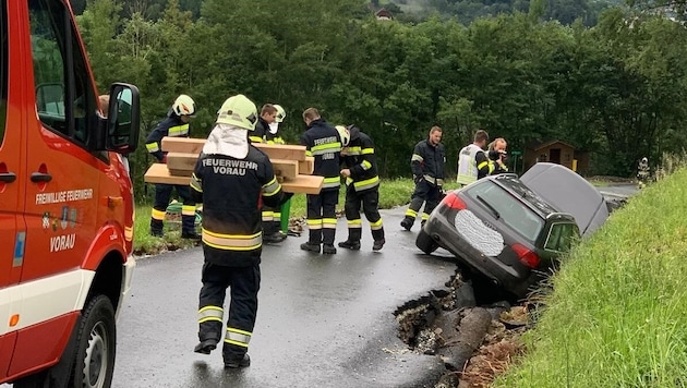 Der Lenker hat die Straßensperre ignoriert. (Bild: FF Vorau)