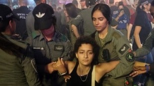 Israels Polizei nimmt eine junge Demonstrantin fest. (Bild: AFP/Jack Guez)