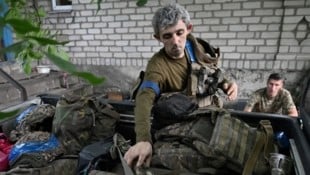 Ukrainische Soldaten bereiten sich auf einen Einsatz vor. (Bild: AFP/Genya Savilov)