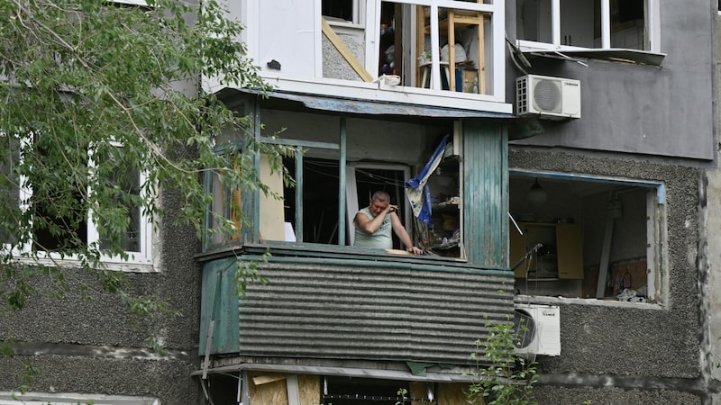 Ein Mieter in einem zerstörten Haus in der Region Donezk im Osten (Bild: AFP/Genya Savilov)