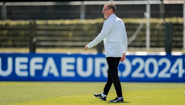 Ralf Rangnick verriet natürlich nur seiner Truppe die Startelf. (Bild: GEPA)