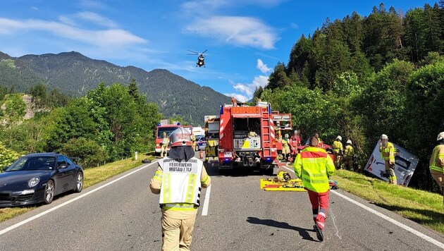 Großeinsatz für Rettung, Feuerwehr und Polizei am Sonntag im Tiroler Außerfern (Bild: Feuerwehr Reutte, Krone KREATIV)