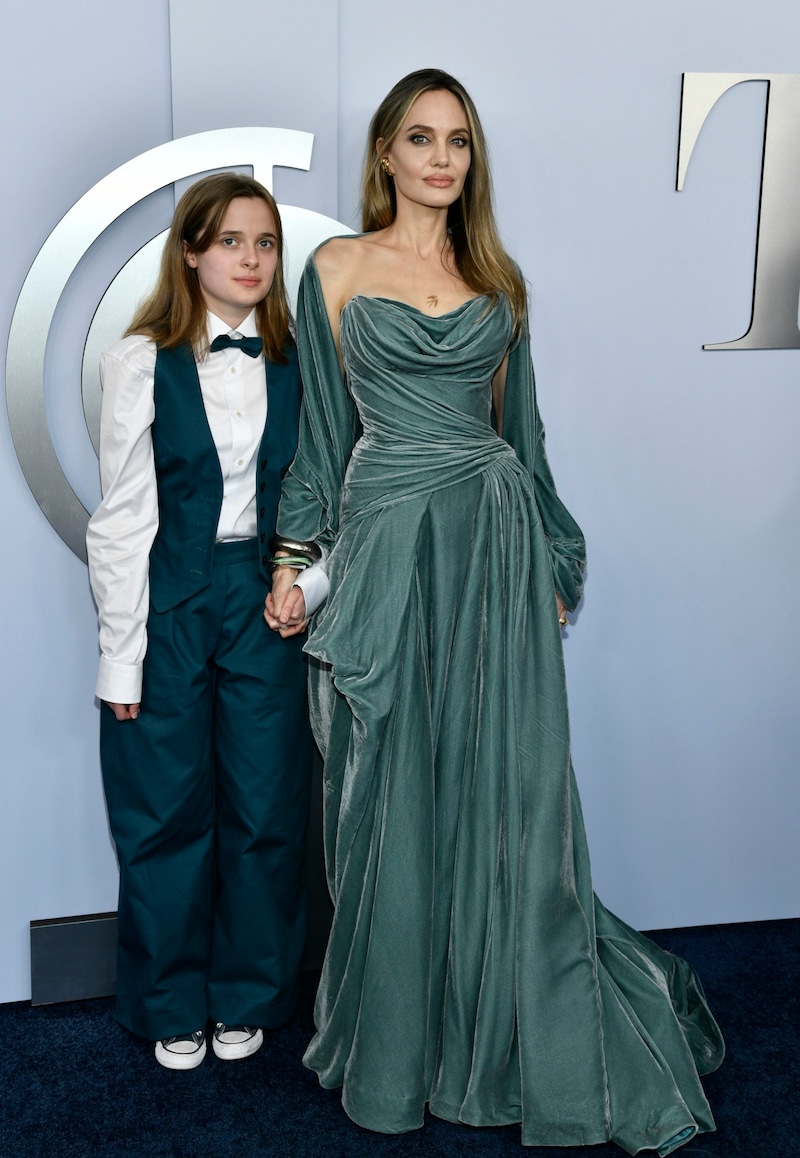 Hand in Hand mit Tochter Vivienne begeisterte Jolie am Red Carpet. (Bild: Action Press/Evan Agostini/Invision/AP)