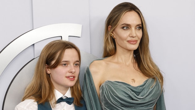 Angelina Jolie und ihre Tochter Vivienne legten einen Wow-Aufritt im Partnerlook hin. (Bild: picturedesk.com/Eduardo Munoz / REUTERS / picturedesk.com)