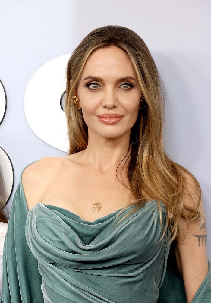 Angelina Jolie wowed with a new tattoo: a bird on her décolleté. 