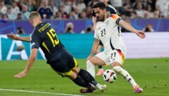 Ilkay Gündogan (r.) wurde schwer gefoult. (Bild: AP ( via APA) Austria Presse Agentur/ASSOCIATED PRESS)