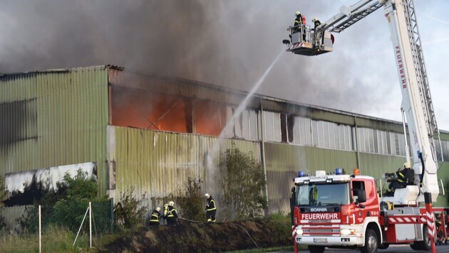 In Traiskirchen im Bezirk Baden kämpften Florianis gegen die Flammen in einer Lagerhalle. (Bild: Thomas Lenger/Monatsrevue)