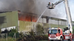 In Traiskirchen im Bezirk Baden kämpften Florianis gegen die Flammen in einer Lagerhalle. (Bild: Thomas Lenger/Monatsrevue)