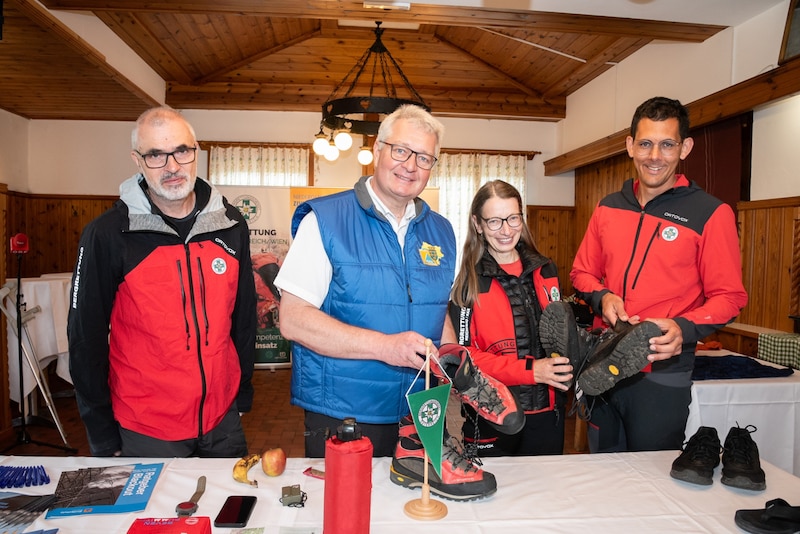 Christian Hofer (li.), Christoph Kainz, Sonja Lixl und Matthias Cernusca präsentieren, wie richtige Ausrüstung auszusehen hat. (Bild: Seebacher Doris)