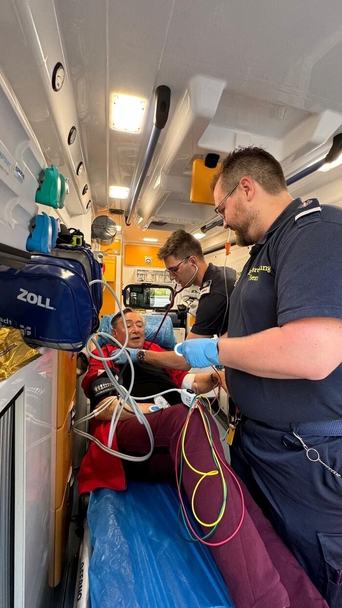 Richard Lugner im Rettungsfahrzeug, wo er wegen starker Schmerzen behandelt wurde.