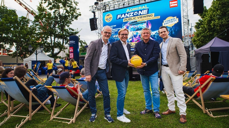 Der Geschäftsführer der HTM Hotel und Tourismus Management GmbH Ing. Emil Huber und Jürgen Irsigler, Geschäftsführer bei ADMIRAL Sportwetten GmbH, bei der Eröffnung der Fanzone mit Comedy Hirten-Star Peter Moizi (2. v. r.) und dem COO der Krone Multimedia GmbH & Co KG, Manuel Rostorfer. (Bild: © DIVISION4 Ploberger)