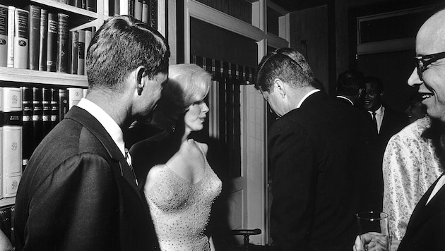 John F. Kennedy amerikai elnök (háttal a kamerának), Robert Kennedy amerikai igazságügyi miniszter (balra) és Marilyn Monroe színésznő Kennedy elnök 45. születésnapi ünnepségén a New York-i Madison Square Gardenben. (Bild: picturedesk.com/Cecil Stoughton / Zuma / picturedesk.com)